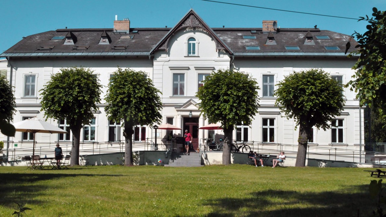 Gut Nisdorf - vroeger een landhuis, nu een biologisch hotel - verwelkomt ook graag caf&eacute;gasten in ons tuincaf&eacute;. Voor onze overnachtende gasten - en op afspraak ook voor daggasten - hebben we een uitgebreid ontbijtbuffet en diner - allemaal 100% biologisch. Bel ons! // &copy; Achim Ecker