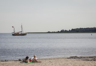 Strand von Altwarp mit Blick auf Usedom und Polen, &copy; Philipp Schulz
