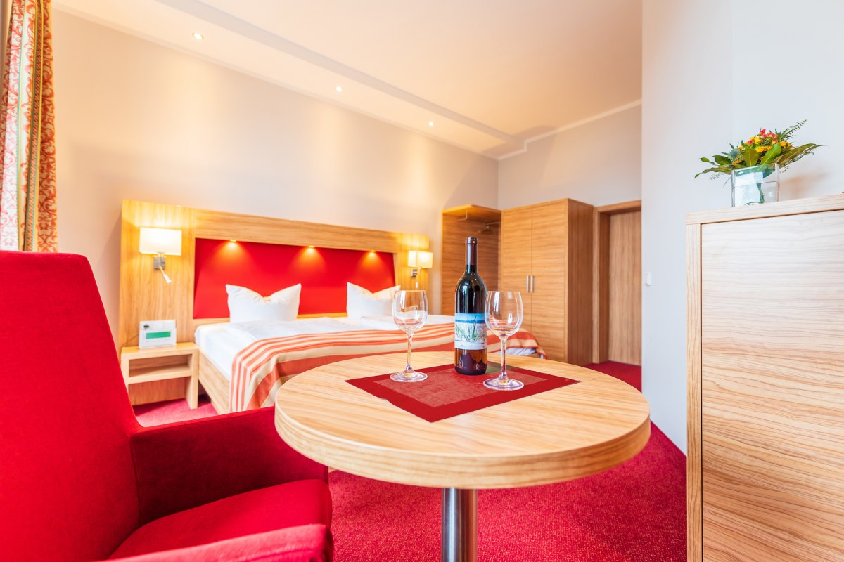 Unsere gemütlichen Zimmer verfügen über direkten oder seitlichen Meerblick. // © Strandhotel zur Promenade Unsere gemütlichen Zimmer verfügen über direkten oder seitlichen Meerblick. // © Strandhotel zur Promenade