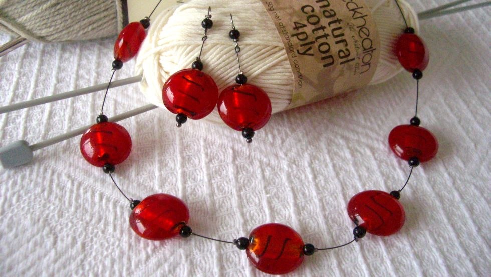 Ohrringe und Kette mit roten und schwarzen Glasperlen, © Steffi Grützmacher
