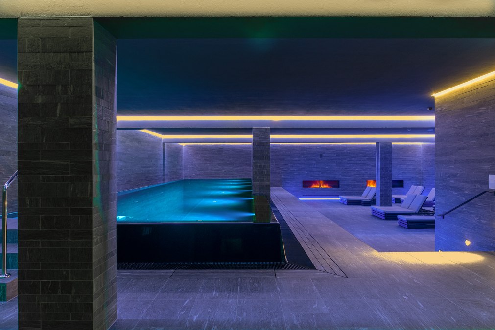 Entspannung im Pool Bereich des Wellnessbereichs im Loev - Vela Hotel in Binz auf Rügen, © VELA Hotels AG