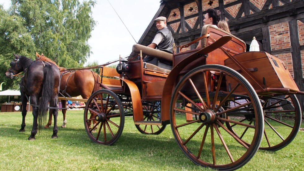 Mit der Kutsche auf zur Zeitreise im Freilichtmuseum Klockenhagen // © Freilichtmuseum Klockenhagen Mit der Kutsche auf zur Zeitreise im Freilichtmuseum Klockenhagen // © Freilichtmuseum Klockenhagen