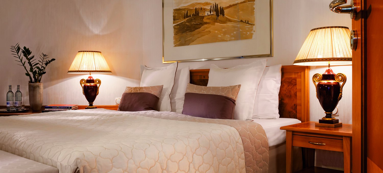 &copy; DSR Hotel Holding GmbH