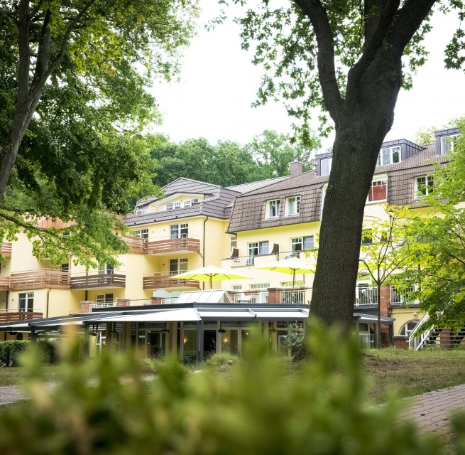 Außenansicht Hotel Kurhaus am Inselsee // © Daniel Stohl Außenansicht Hotel Kurhaus am Inselsee // © Daniel Stohl