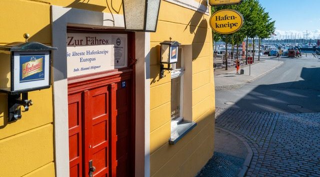 Eingang zur Hafenkneipe "Zur F&auml;hre", &copy; Franziska H&ouml;pner