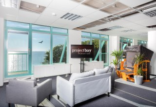 Lounge-Bereich mit Panoramablick auf das Meer, ideal für entspannte Pausen oder informelle Meetings. // © Project Bay Lounge-Bereich mit Panoramablick auf das Meer, ideal für entspannte Pausen oder informelle Meetings. // © Project Bay