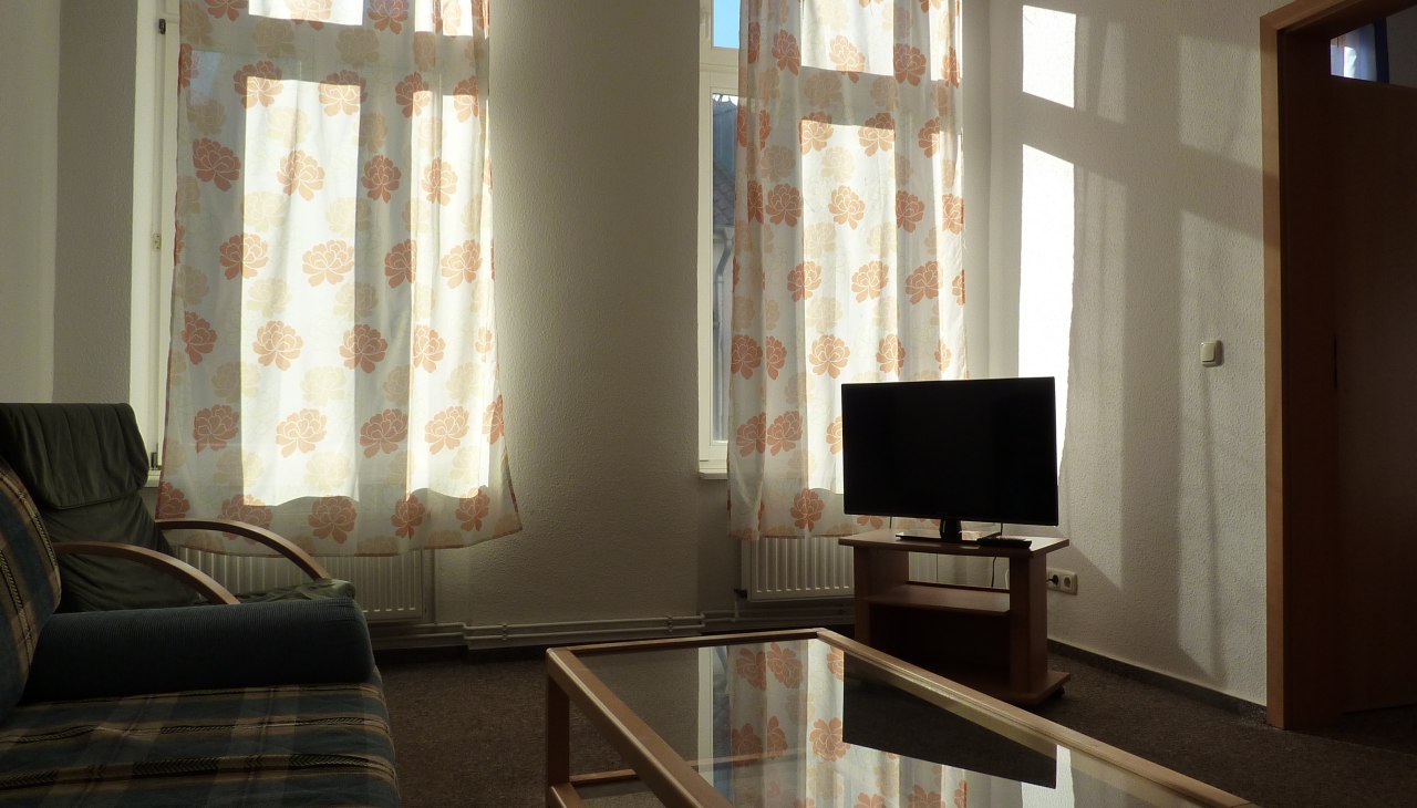 Wohnzimmer mit Flachbildschirm TV, © Galina Diran Wohnzimmer mit Flachbildschirm TV, © Galina Diran