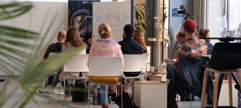Workshopgruppe von hinten im InnovationPort Wismar vor Whiteboard und Rollup // &copy; InnovationPort Wismar