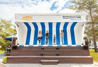 XXL-Strandkorb auf der Promenade im Ostseebad Heringsdorf auf Usedom // © MV-T/Tiemann XXL-Strandkorb auf der Promenade im Ostseebad Heringsdorf auf Usedom // © MV-T/Tiemann