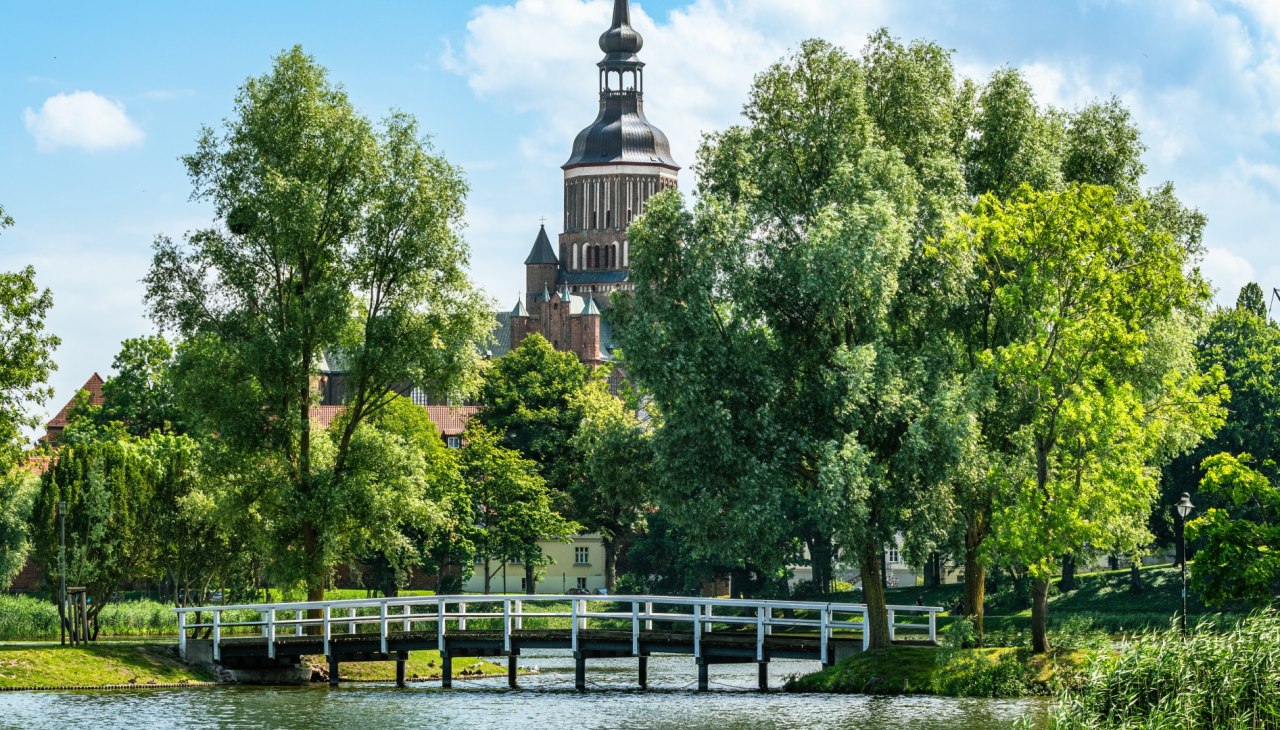 Wei&szlig;e Br&uuml;cke am K&uuml;terdamm der Hansestadt Stralsund White Bridge at the K&uuml;terdamm of the Hanseatic City of Stralsund (1), &copy; TMV / Tiemann