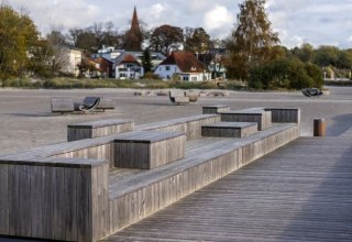 Holzpromenade am Strand von Altefähr, © Eigenbetrieb Hafen- und Tourismuswirtschaft Altefähr Holzpromenade am Strand von Altefähr, © Eigenbetrieb Hafen- und Tourismuswirtschaft Altefähr
