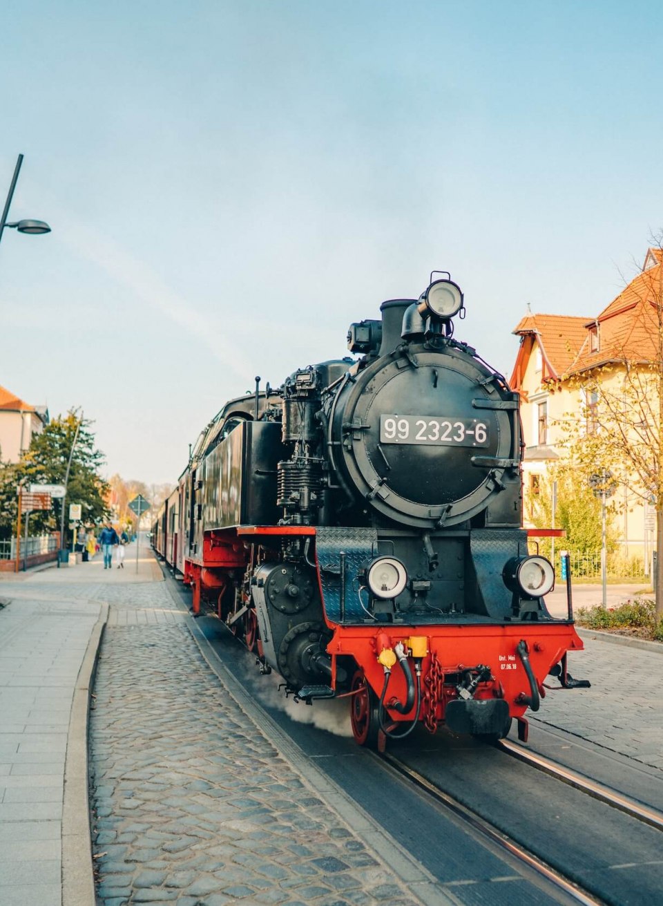 Die Mecklenburgische Bäderbahn “Molli” als Dampflok im Stadtzentrum von Bad Doberan, umgeben von Häusern und Spaziergängern. // Der Molli in Bad Doberan – historische Dampflokromantik mitten durch die Stadt. // © MV-T/Petermann Die Mecklenburgische Bäderbahn “Molli” als Dampflok im Stadtzentrum von Bad Doberan, umgeben von Häusern und Spaziergängern.