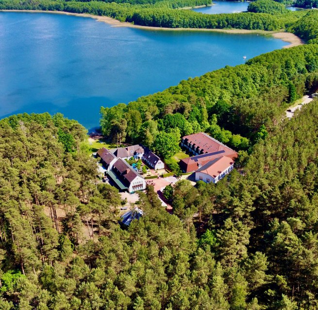 Eingebettet&nbsp;im&nbsp;M&uuml;ritz-Nationalpark,&nbsp;am&nbsp;Gro&szlig;en&nbsp;Labussee.&nbsp;Mehr&nbsp;Platz&nbsp;geht&nbsp;nicht! // &copy; Familotel Borchard&acute;s Rookhus