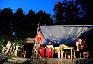 Theater auf der Naturbühne im Leuchturmwärtergarten am Kap Arkona // © Tourismuszentrale Rügen Theater auf der Naturbühne im Leuchturmwärtergarten am Kap Arkona // © Tourismuszentrale Rügen