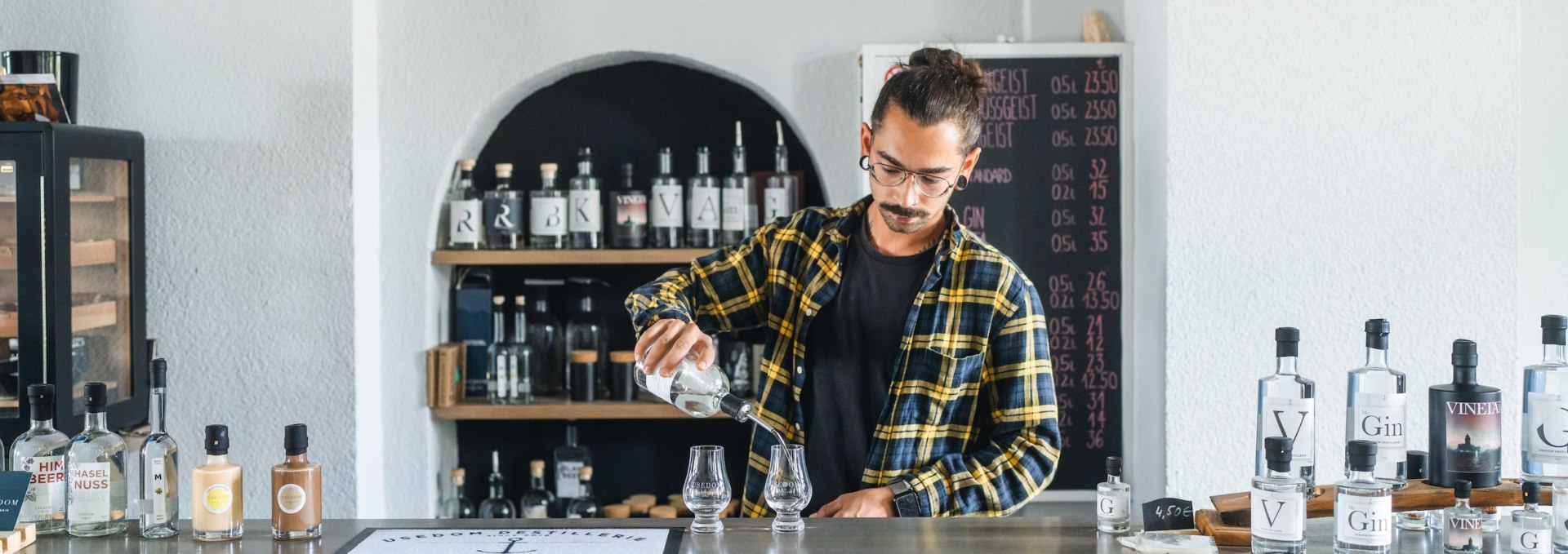 In der Usedom Destillerie sollte man unbedingt probieren. Rund ein Dutzend verschiedene Spirituosen gibt es &ndash; ganz neu ist der hauseigene Whiskey. // &copy; MV-T/Gross