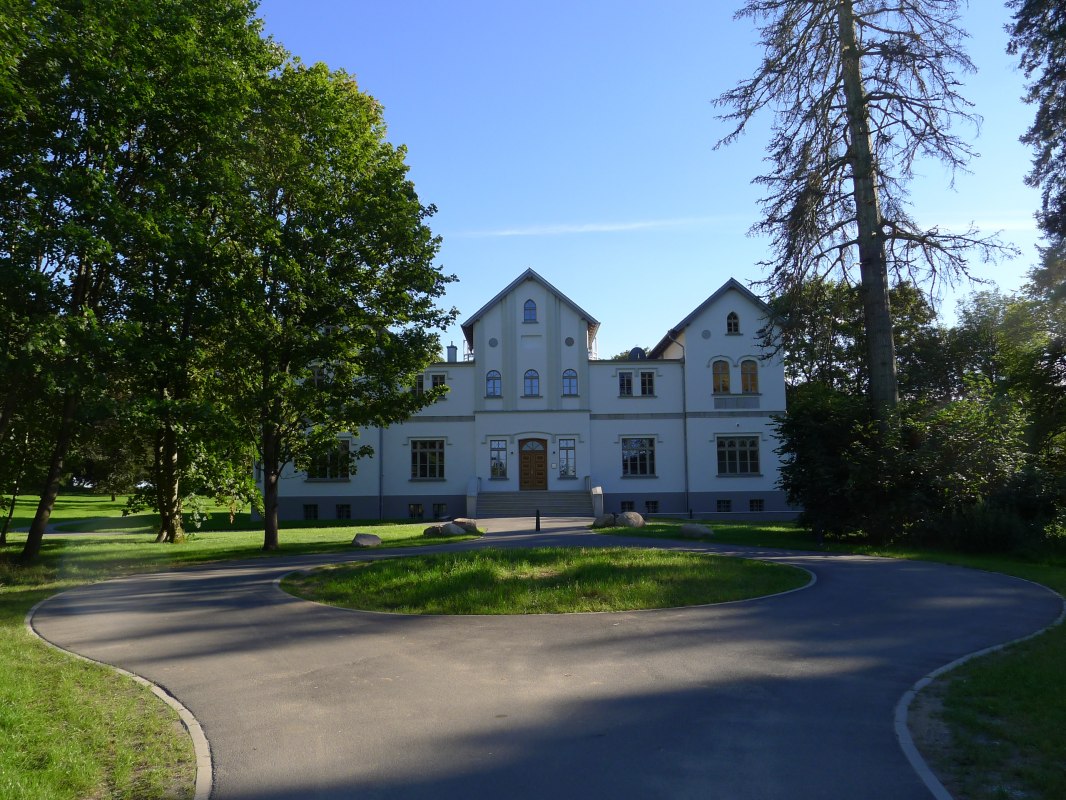 Festivaltheater aan het einde van het dorp // &copy; Schloss Schwiessel