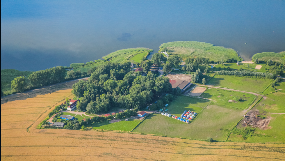 Umgeben von Bodden und Wiesen liegt der Bernsteinreiterhof Barth // © Bernsteinreiter Barth Umgeben von Bodden und Wiesen liegt der Bernsteinreiterhof Barth // © Bernsteinreiter Barth
