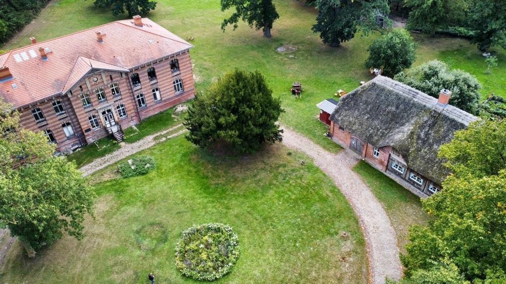 Luchtfoto van landhuis Niendorf // &copy; Gutshaus Niendorf