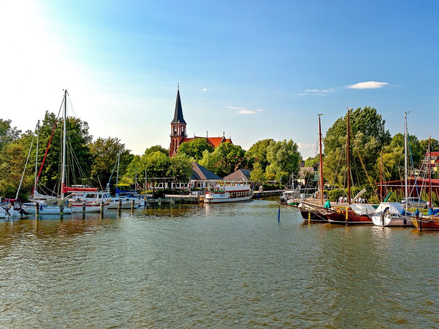 Auf der anderen Seite des Ortes, nur wenige hundert Meter vom Strand entfernt, der neu gestaltete Boddenhafen-web, &copy; Voigt & Kranz UG
