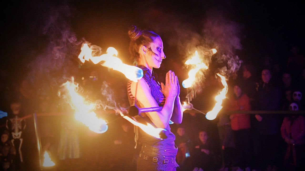 Tijdens het lampionfestival in de dierentuin van Rostock voert een vrouw met schmink op haar gezicht een vuurshow op en houdt ze een brandende staaf in haar hand. // © Zoo Rostock/ Kloock Tijdens het lampionfestival in de dierentuin van Rostock voert een vrouw met schmink op haar gezicht een vuurshow op en houdt ze een brandende staaf in haar hand. // © Zoo Rostock/ Kloock