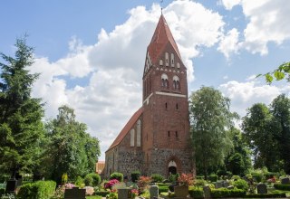Dorfkirche Biestow mit Friedhof // © Frank Burger Dorfkirche Biestow mit Friedhof // © Frank Burger