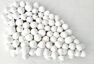 Kairi Uibo: "..." 2026, eierschalen, lak, gaas, lijm // © Kairi Uibo Kairi Uibo: "..." 2026, eierschalen, lak, gaas, lijm // © Kairi Uibo
