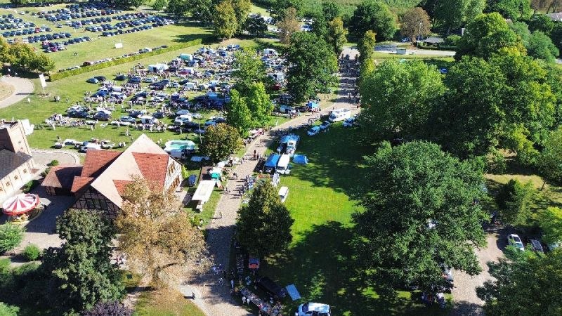 Flohmarkt auf historischem Gelände // © Schwechower Obstbrennerei GmbH Flohmarkt auf historischem Gelände // © Schwechower Obstbrennerei GmbH