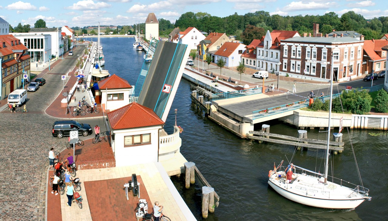 Hafen Seebad Ueckerm&uuml;nde mit ge&ouml;ffneter Klappbr&uuml;cke &uuml;ber den Fluss Uecker, &copy; Stadt Seebad Ueckerm&uuml;nde