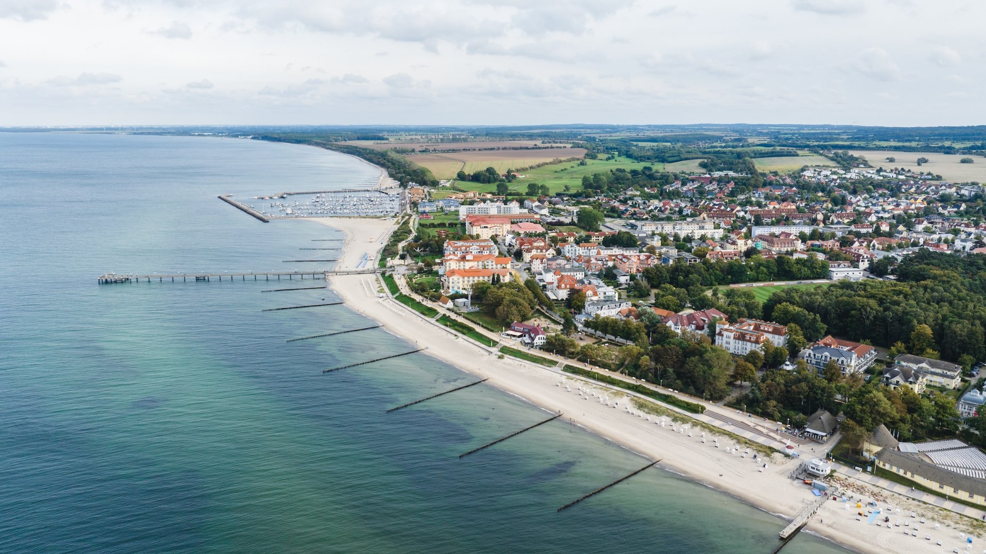 In Kühlungsborn schmiegt sich die schicke Bäderarchitektur bis an den Strand mit seiner 240 Meter langen Seebrücke. In den Hotels des Ostseebads findet jeden Herbst das Food-Festival „Kühlungsborn kocht!“ statt., © TMV/Gross In Kühlungsborn schmiegt sich die schicke Bäderarchitektur bis an den Strand mit seiner 240 Meter langen Seebrücke. In den Hotels des Ostseebads findet jeden Herbst das Food-Festival „Kühlungsborn kocht!“ statt.