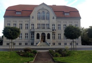 Au&szlig;enansicht Rathaus Sassnitz // &copy; Tourismuszentrale R&uuml;gen