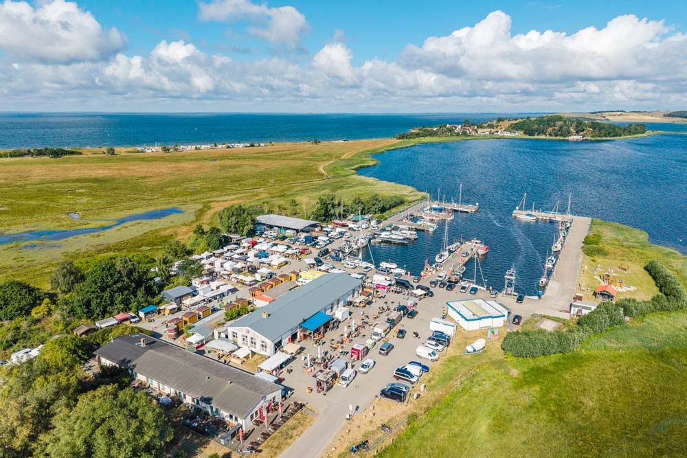 Luftbild R&uuml;gen-Markt am Hafen von Thiessow // &copy; Mirko Boy