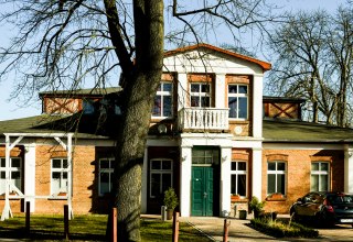 Außenansicht Theater Schiefe Ebene Neustrelitz // © Theater Schiefe Ebene Außenansicht Theater Schiefe Ebene Neustrelitz // © Theater Schiefe Ebene