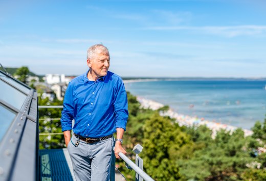 Wolfgang Schewe staat op het dak van het Hotel am Meer op het eiland Rügen en kijkt uit over de Baltische Zee. // Wolfgang Schewe staat op het dak van het Hotel am Meer op Rügen // © MV-T/Tiemann Wolfgang Schewe staat op het dak van het Hotel am Meer op het eiland Rügen en kijkt uit over de Baltische Zee.
