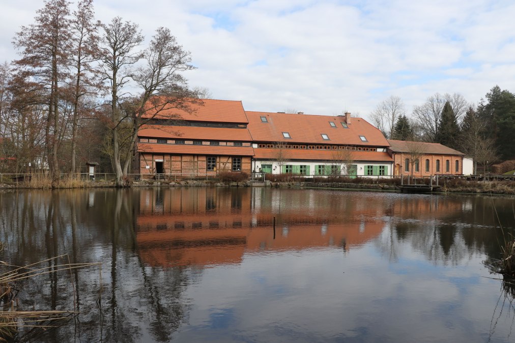 von rechts: heutige Mühle 1800; alte Mühle 1524, heute Gasthaus; Saalanbau  1895;haus; 1524, heute Gasthaus,, © Oskar Gladis, Wassermühle Hanshagen e.V.