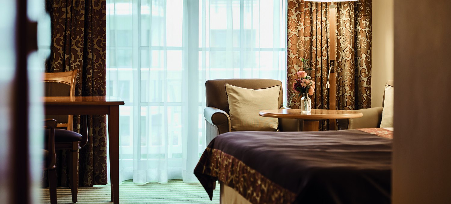 &copy; DSR Hotel Holding GmbH