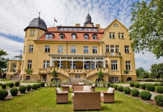 Blick auf den Park und das Bernsteinschloss Wendorf, © Schlosshotel Wendorf