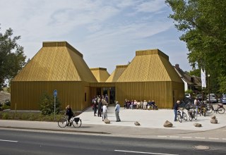 Kunstmuseum Ahrenshoop, Au&szlig;enansicht // &copy; Kurverwaltung Ahrenshoop &middot; Foto voigt&kranz UG, Prerow