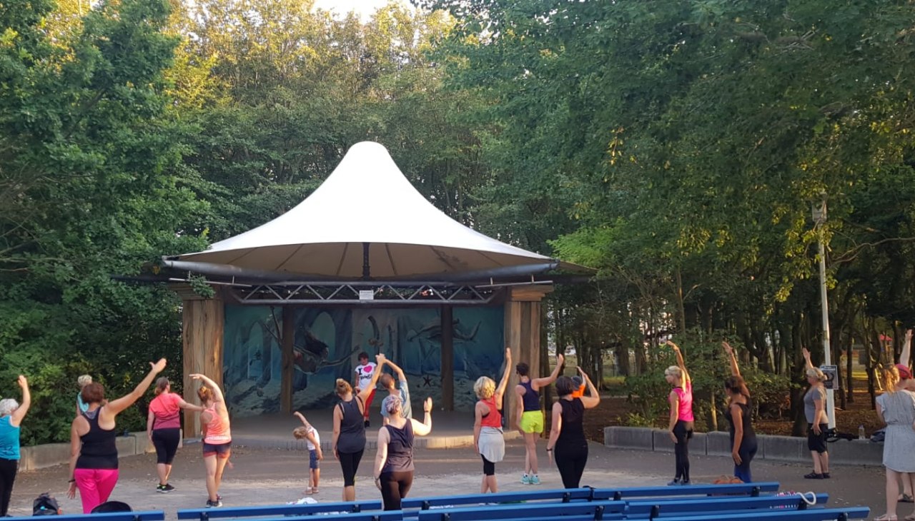 Zumba® mit Bettina Herrmann | Graal-Müritz, © Bettina Herrmann Zumba® mit Bettina Herrmann | Graal-Müritz, © Bettina Herrmann