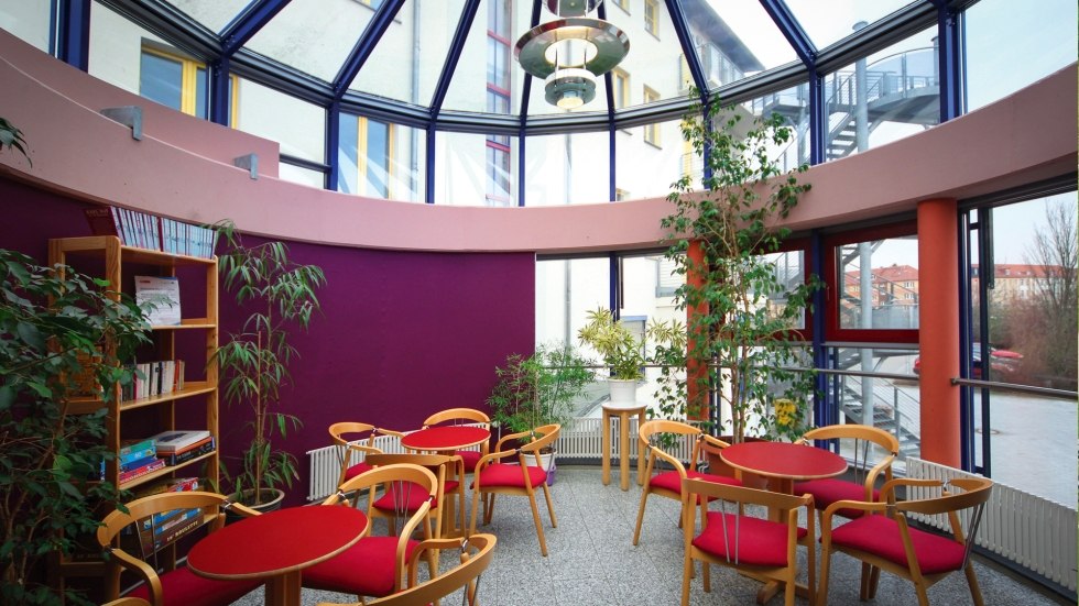 Jong en oud ontmoeten elkaar in de zonnige cafetaria., © DJH MV / Danny Gohlke Jong en oud ontmoeten elkaar in de zonnige cafetaria., © DJH MV / Danny Gohlke