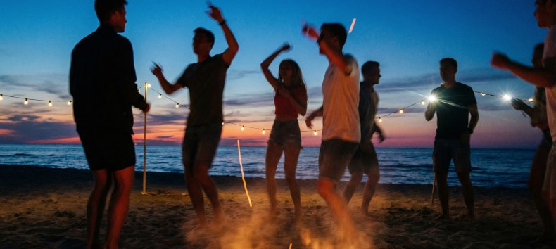 DJ-Set am Strand zum Sonnenuntergang // &copy; KI-generiert