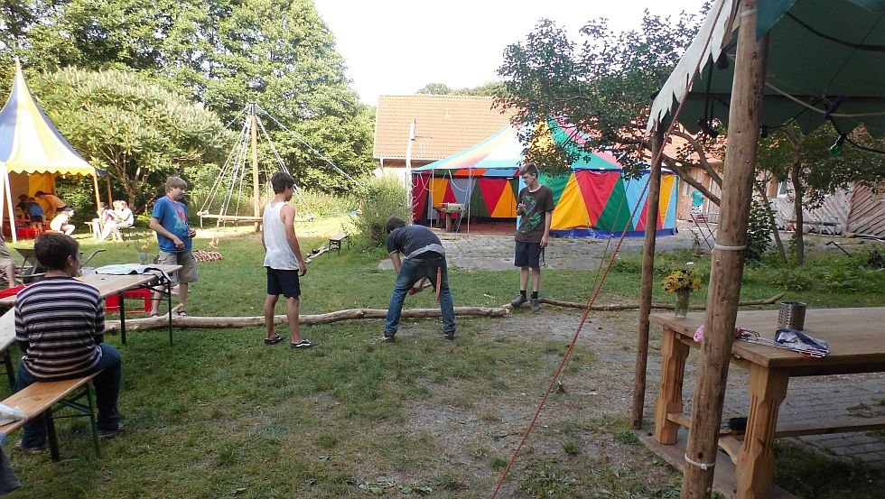 Activiteiten op het buitenterrein // © Bauspielplatz Schwerin e.V. Activiteiten op het buitenterrein // © Bauspielplatz Schwerin e.V.