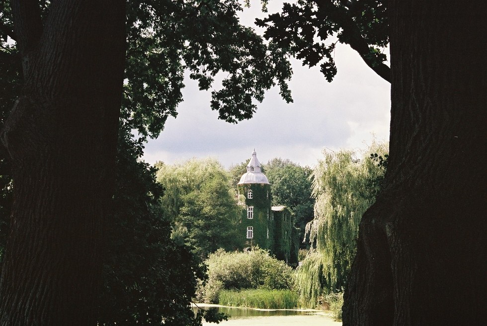 Blick über den Dorfteich auf das Gutshaus Wesselstorf // © Andreas Knoll Blick über den Dorfteich auf das Gutshaus Wesselstorf // © Andreas Knoll