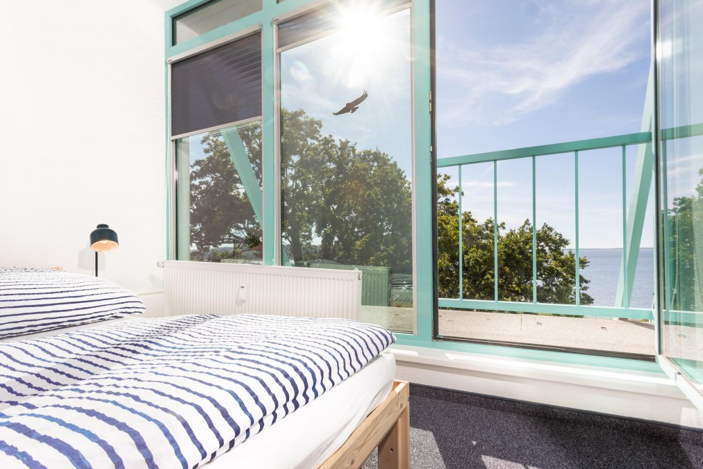 Helles Schlafzimmer mit Blick auf den Bodden, perfekt für Erholung nach einem produktiven Arbeitstag., © Project Bay Helles Schlafzimmer mit Blick auf den Bodden, perfekt für Erholung nach einem produktiven Arbeitstag., © Project Bay