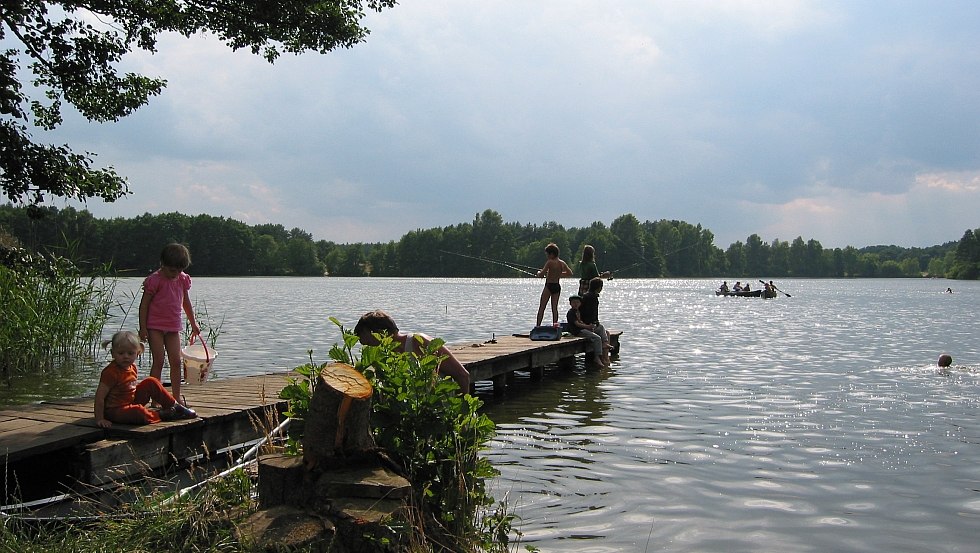 Angelnde Kinder am Steg des Hexenw&auml;ldchens am Jamelsee // &copy; Hexenw&auml;ldchen