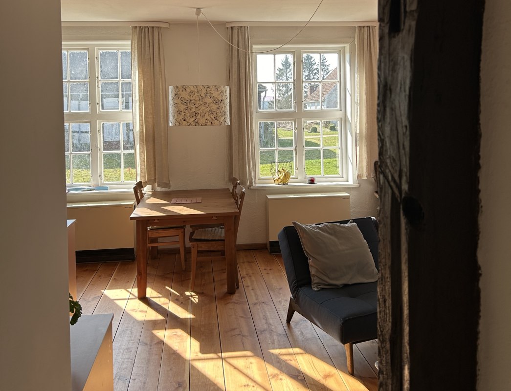 Wohnung mit alten Möbeln und neuem Charme - und viel Freiraum zum Arbeiten, Wohnen, Wohlfühlen // © Werk Gut Wohnen Schlatkow eG Wohnung mit alten Möbeln und neuem Charme - und viel Freiraum zum Arbeiten, Wohnen, Wohlfühlen // © Werk Gut Wohnen Schlatkow eG