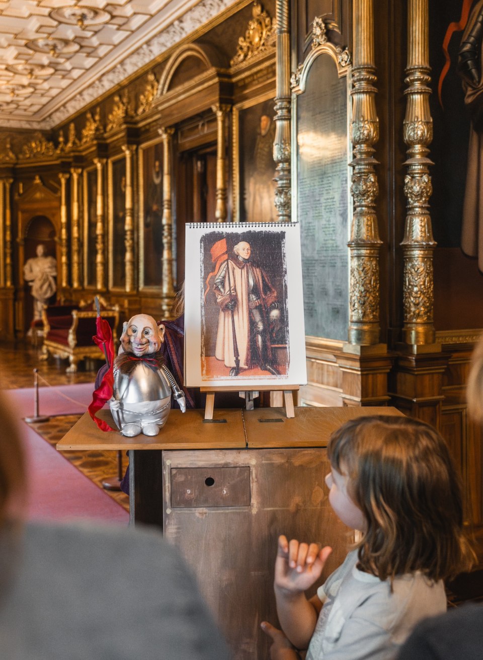 Begeisterte Kinder erleben eine magische F&uuml;hrung durch das Schweriner Schloss, begleitet von einem faszinierenden Puppenspiel