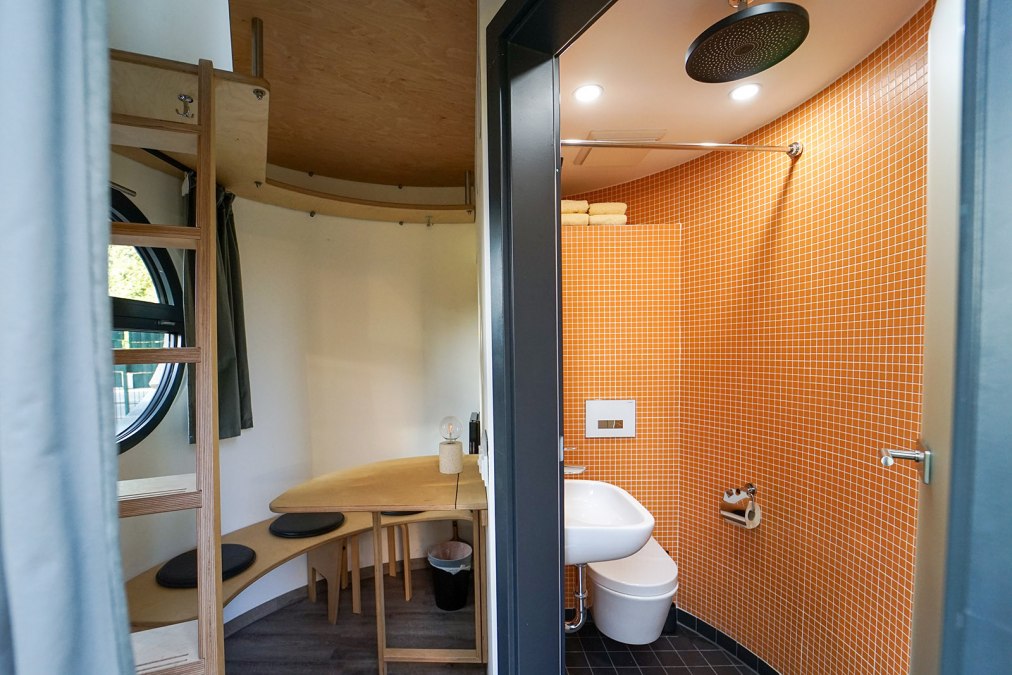 Erdgeschoss im slube Hotel mit Duschkabine und WC., © slube Erdgeschoss im slube Hotel mit Duschkabine und WC., © slube