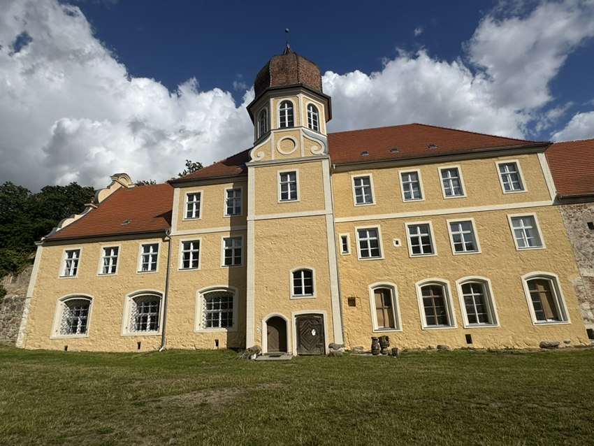 Burg Spantekow mit weiterem, sanierten Fassadenteil // © Annegret Von Harnier Burg Spantekow mit weiterem, sanierten Fassadenteil // © Annegret Von Harnier