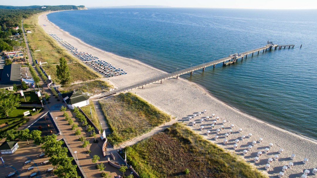 Der Nordstrand Ostseebad G&ouml;hren mit der Seebr&uuml;cke aus der Luftperspektive. Ein neuer Tag wartet mit tollen Erlebnissen., &copy; KV G&ouml;hren / Ferdinand Kokenge