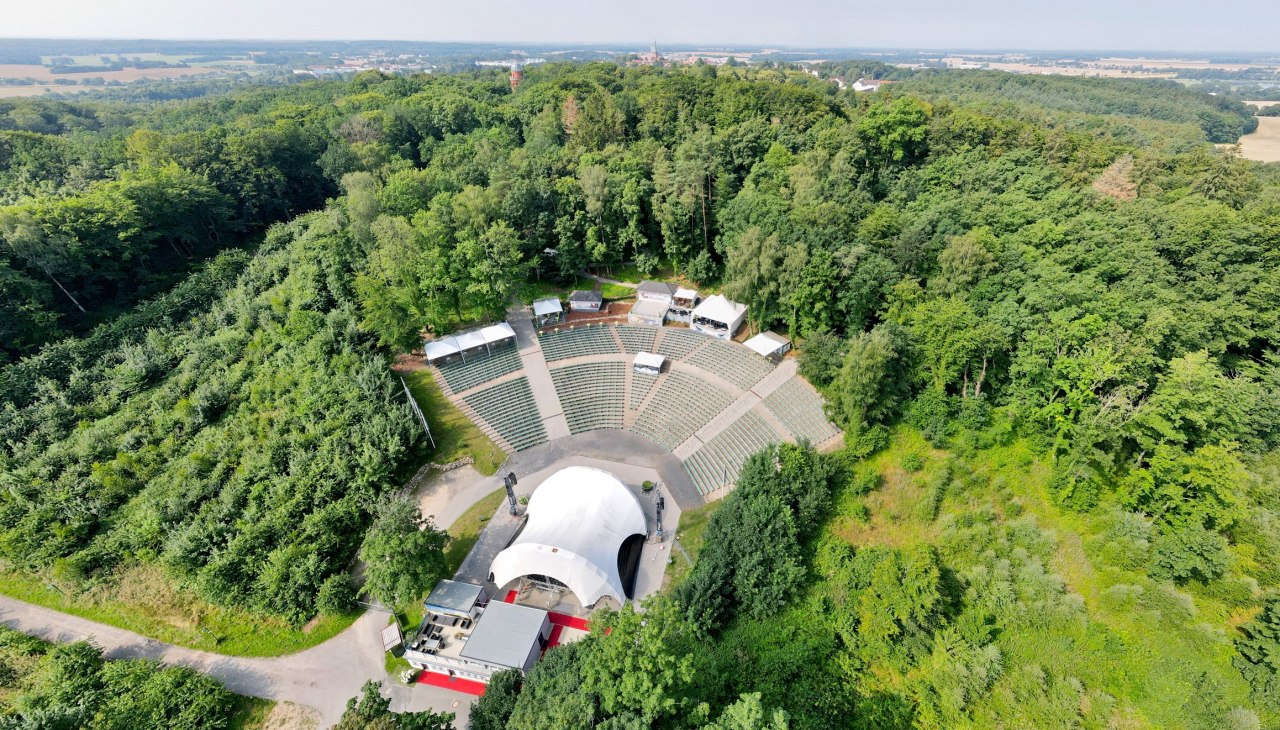 Evenementenlocatie met capaciteit voor meer dan 5.000 bezoekers: de Waldbühne Rügen., © Waldbühne Rügen GmbH& Co.KG Evenementenlocatie met capaciteit voor meer dan 5.000 bezoekers: de Waldbühne Rügen., © Waldbühne Rügen GmbH& Co.KG
